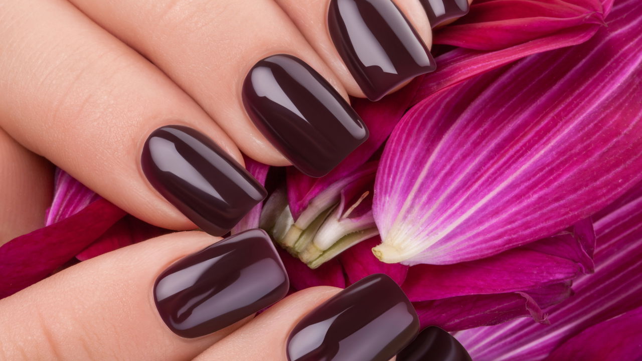 As unhas escuras permanecem como uma escolha atemporal, trazendo elegância e mistério às mãos