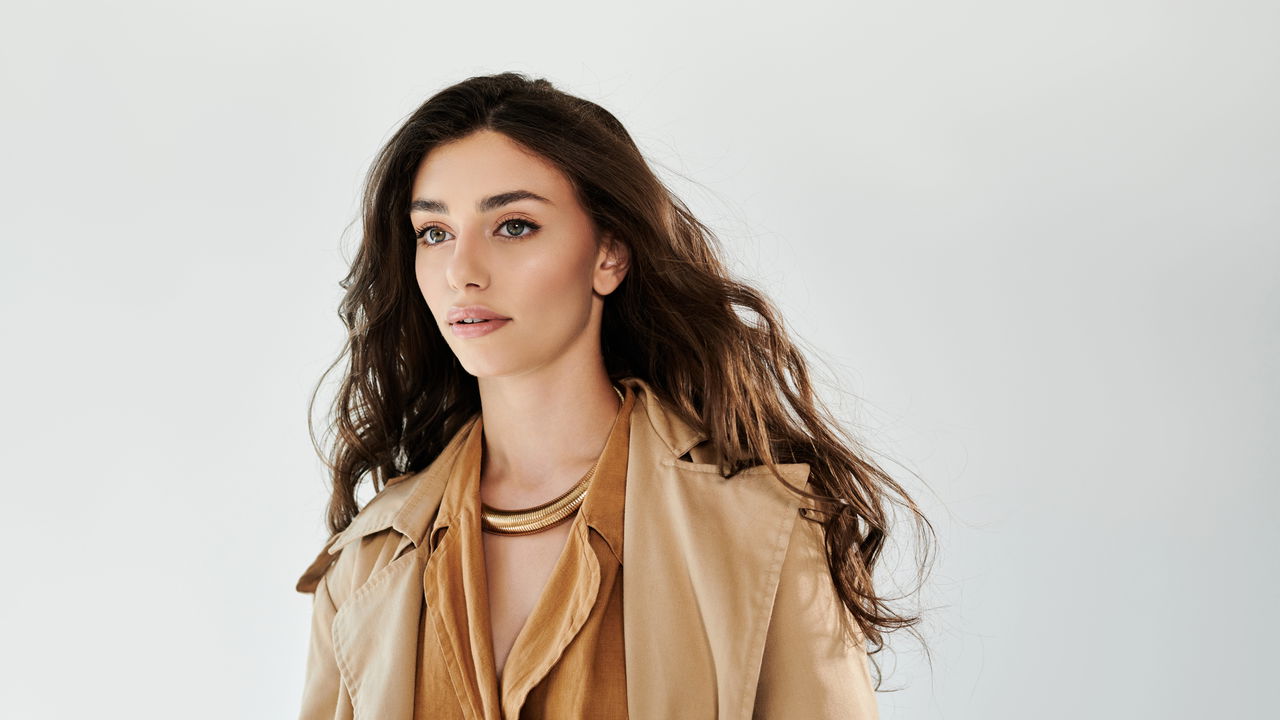 As cores terrosas estão ganhando destaque no universo da moda e beleza, conquistando quem busca um visual sofisticado e moderno