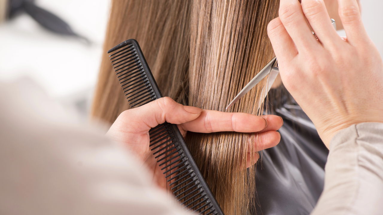 Cortar o cabelo considerando as fases da lua é um hábito tradicional mantido por muitas pessoas que acreditam no poder das energias naturais