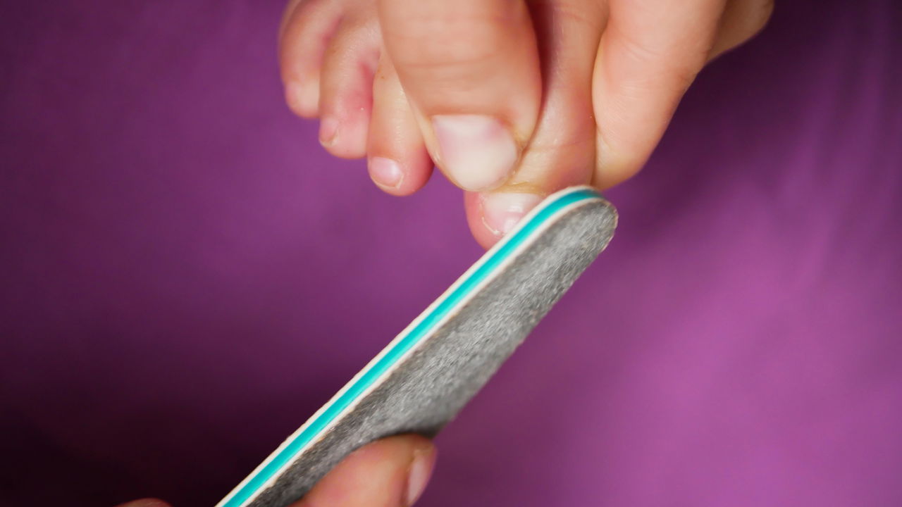 Lixar as unhas é uma prática comum de cuidado pessoal, mas você já se perguntou qual é o impacto