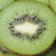 O cultivo de kiwi em casa pode ser uma atividade recompensadora para quem busca frutas frescas e saudáveis