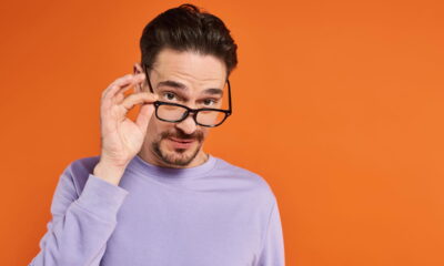 A Sansevieria, conhecida popularmente como espada-de-são-jorge ou língua-de-sogra, destaca-se por sua capacidade de adaptação, sendo perfeita para ambientes internos e externos