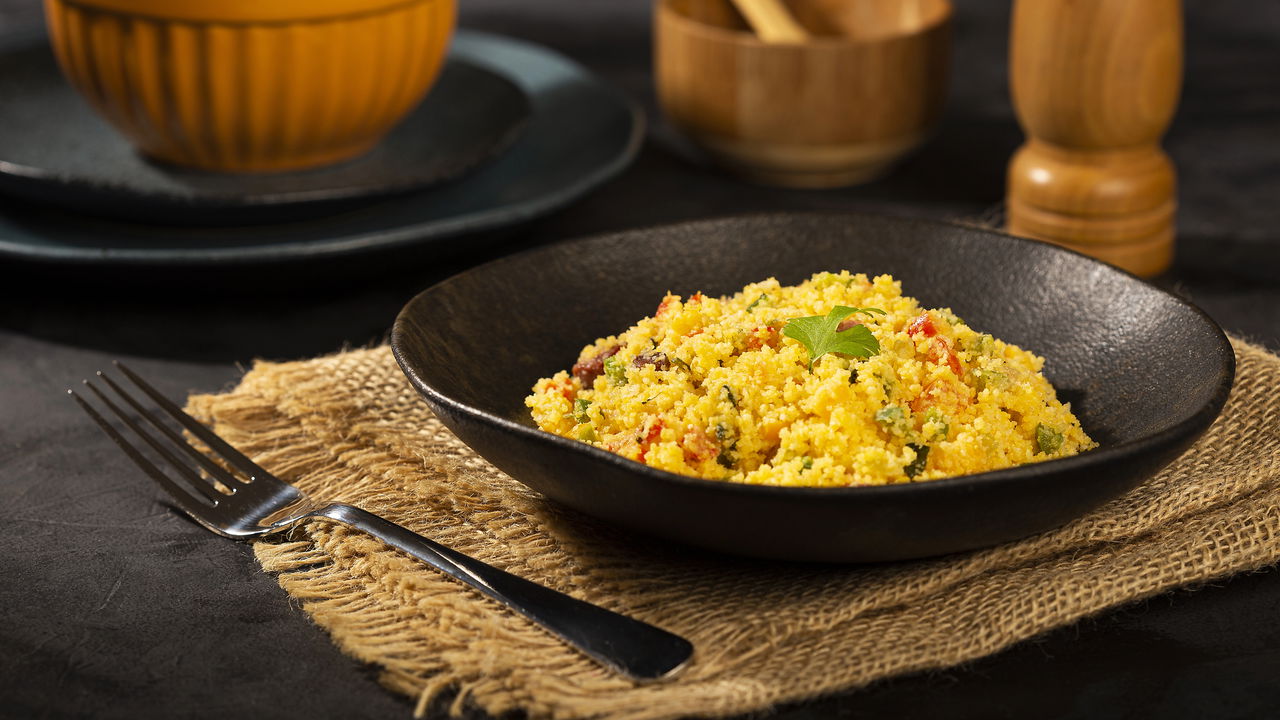 Receita rápida de cuscuz de frigideira conquista pela praticidade e sabor no dia a dia