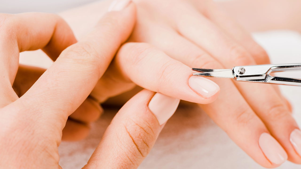 A cutícula desempenha um papel vital na proteção das unhas contra infecções, traumas e agentes externos