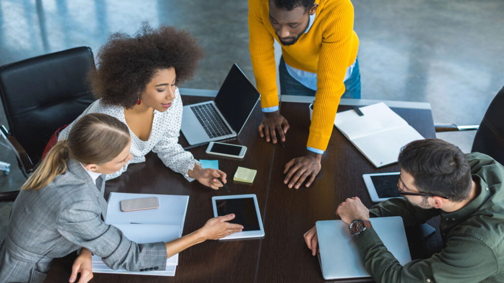 No universo da astrologia, alguns signos do zodíaco estão prestes a vivenciar encontros profissionais que podem mudar suas carreiras para sempre