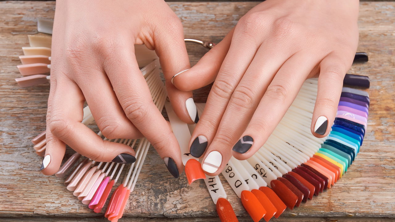 Escolher a cor de esmalte certa para cada estação pode transformar seu visual e destacar sua personalidade