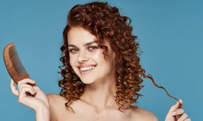 Fazer a escova durar em cabelos cacheados pode parecer um desafio, principalmente devido à tendência natural dos fios em absorver umidade