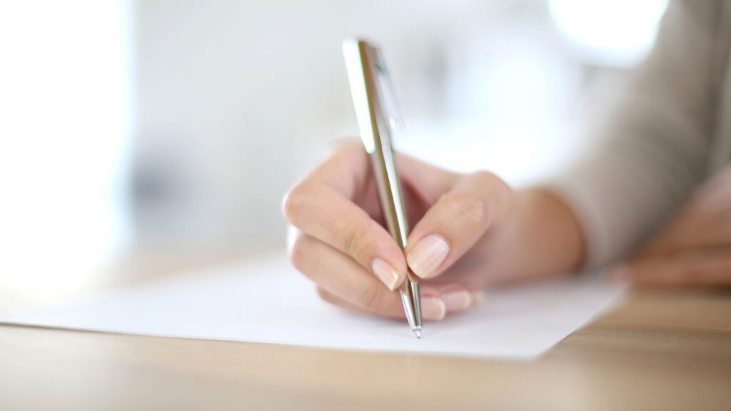 O que significa misturar maiúsculas e minúsculas ao escrever à mão, segundo a psicologia