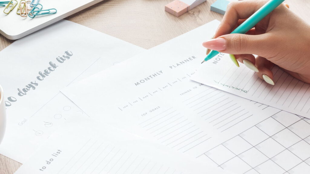 Na comunicação escrita, erros ortográficos são bastante comuns, especialmente em palavras de grafia parecida, como "beneficente" e "beneficiente"