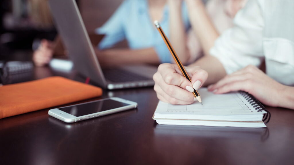 O que significa misturar maiúsculas e minúsculas ao escrever à mão, segundo a psicologia