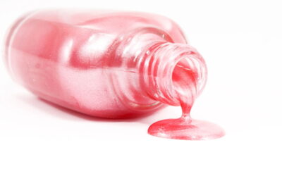 Aplicar esmaltes com glitter pode ser uma escolha decorativa incrível para as unhas, proporcionando brilho e destaque