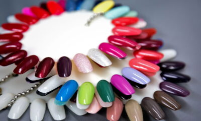 Selecionar o esmalte perfeito para o formato das suas unhas é essencial para criar uma manicure harmoniosa e sofisticada