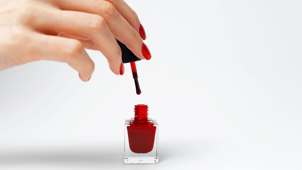 O esmalte em gel conquistou muitas pessoas por proporcionar unhas brilhantes, impecáveis e com alta durabilidade. Entretanto, dúvidas surgem quanto à aplicação sem a cabine de secagem UV, principalmente