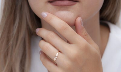 Os esmaltes holográficos conquistaram o universo das unhas por seu efeito deslumbrante, que revela um arco-íris de cores conforme a luz incide