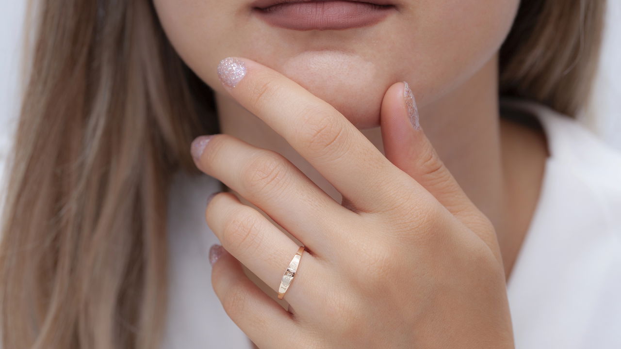 Os esmaltes holográficos conquistaram o universo das unhas por seu efeito deslumbrante, que revela um arco-íris de cores conforme a luz incide