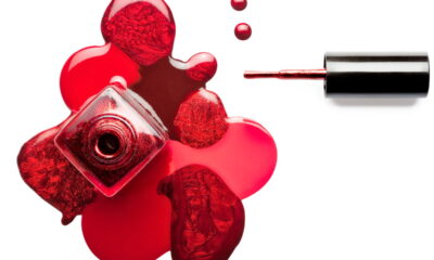 Aplicar um esmalte fosco sobre um esmalte metálico pode trazer resultados surpreendentes e elegantes