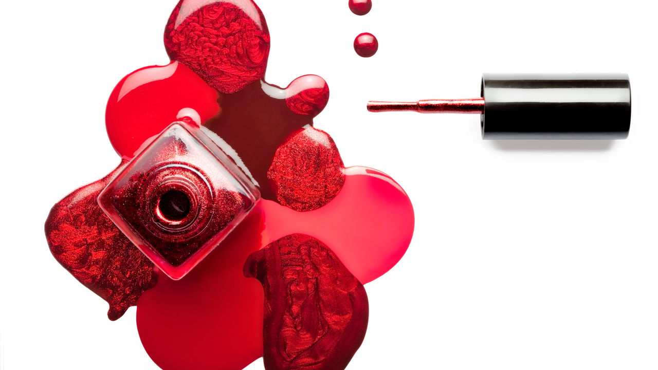 Aplicar um esmalte fosco sobre um esmalte metálico pode trazer resultados surpreendentes e elegantes