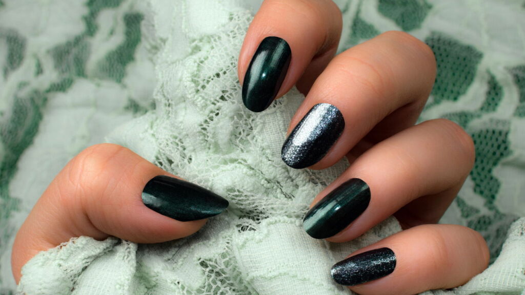 As unhas escuras permanecem como uma escolha atemporal, trazendo elegância e mistério às mãos