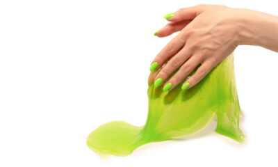 Combinar esmalte neon com roupas neutras pode transformar qualquer visual, trazendo um toque de ousadia e modernidade