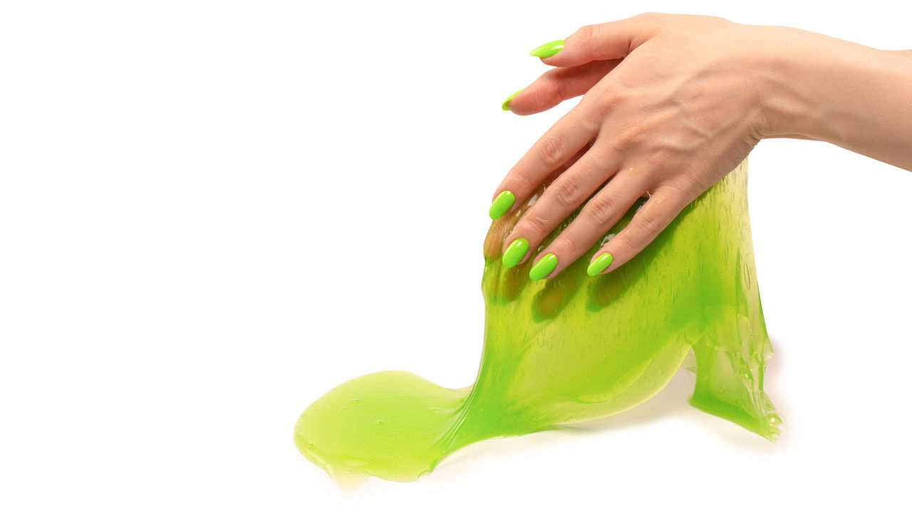 Combinar esmalte neon com roupas neutras pode transformar qualquer visual, trazendo um toque de ousadia e modernidade