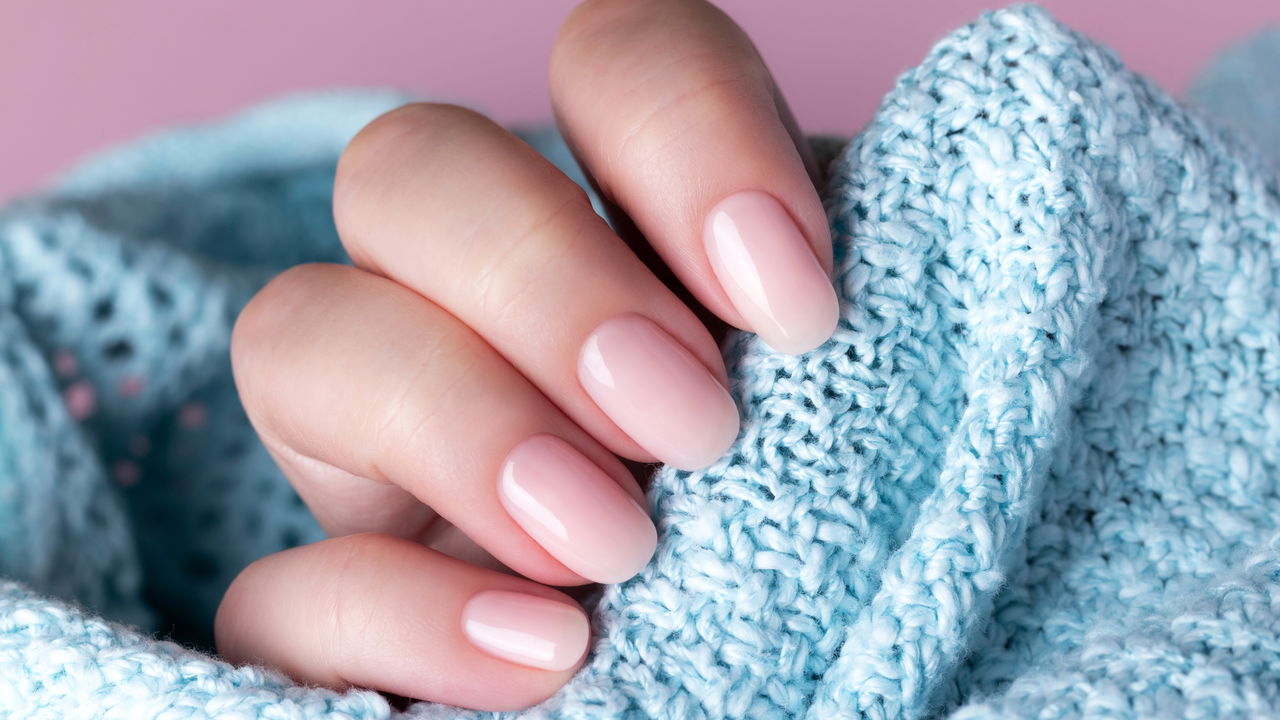 Encontrar o esmalte nude perfeito pode ser um desafio, mas faz toda a diferença para realçar a beleza natural das unhas e proporcionar um visual sofisticado e atemporal