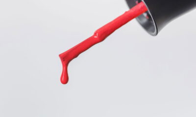 A aplicação de esmalte rápido promete unhas secas em tempo recorde, mas nem sempre as expectativas se confirmam. Diversos fatores podem influenciar para que as unhas não sequem mesmo após usar produtos que garantem secagem rápida