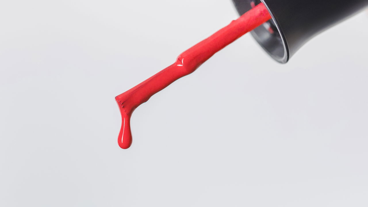 A aplicação de esmalte rápido promete unhas secas em tempo recorde, mas nem sempre as expectativas se confirmam. Diversos fatores podem influenciar para que as unhas não sequem mesmo após usar produtos que garantem secagem rápida