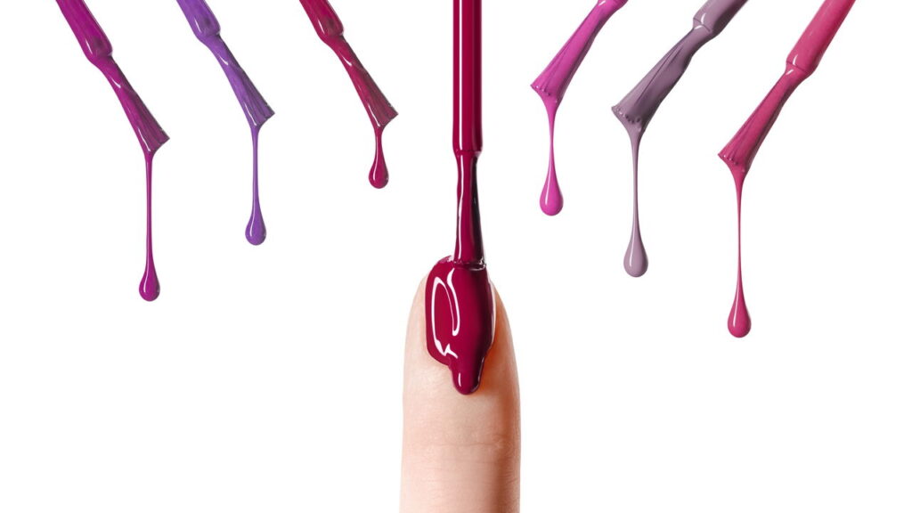 A aplicação de esmalte rápido promete unhas secas em tempo recorde, mas nem sempre as expectativas se confirmam. Diversos fatores podem influenciar para que as unhas não sequem mesmo após usar produtos que garantem secagem rápida