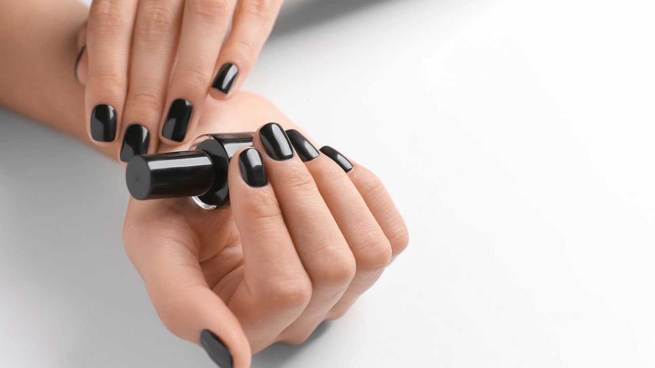 O esmalte preto é um clássico da moda e nunca sai de tendência, pois transmite atitude e requinte