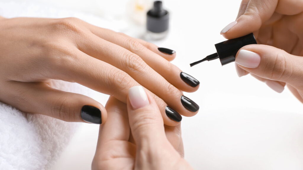 O esmalte preto é um clássico da moda e nunca sai de tendência, pois transmite atitude e requinte