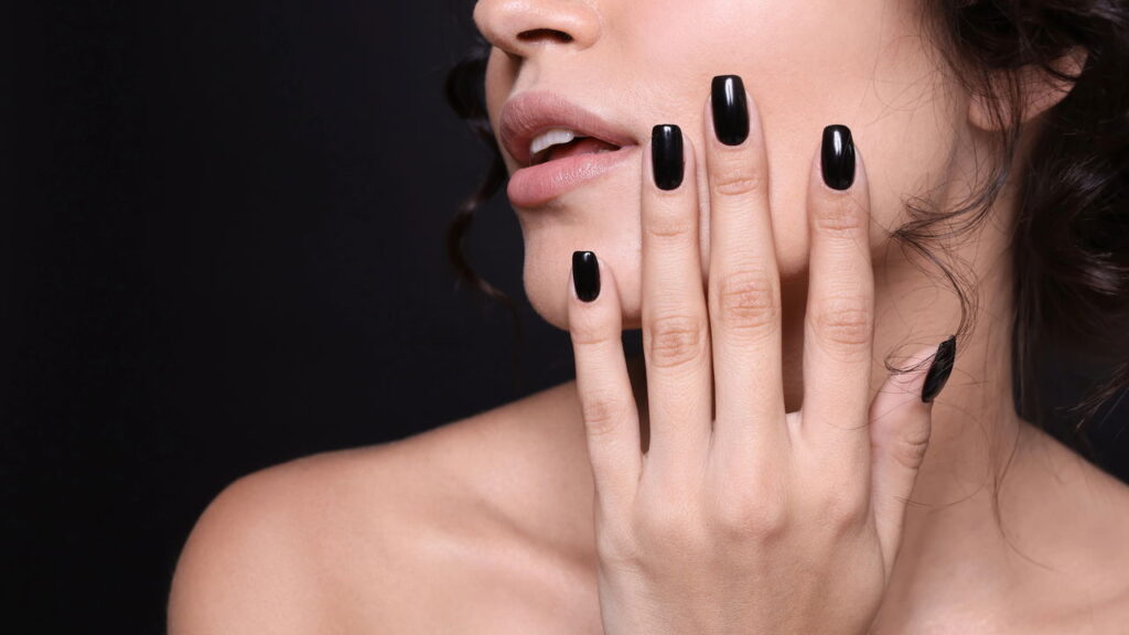 O esmalte preto é um clássico da moda que nunca sai de cena. Ele transmite elegância e um toque de mistério, sendo ideal para quem busca um visual marcante