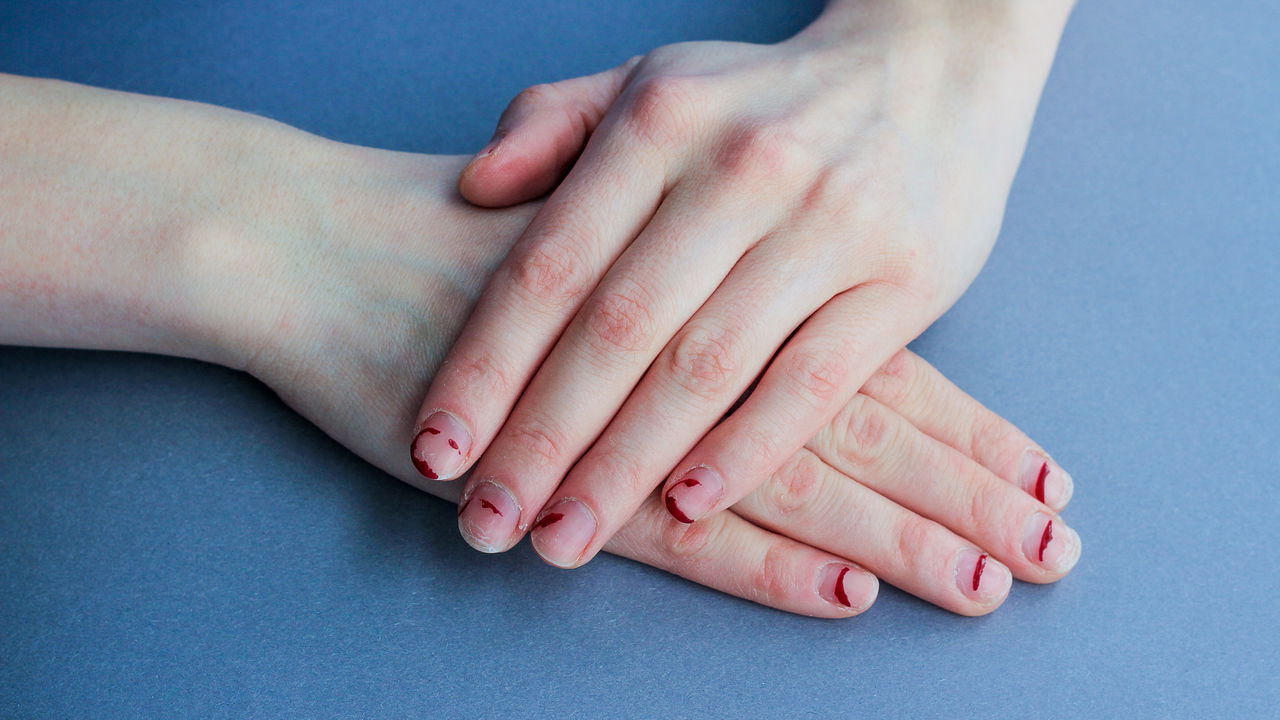 O esmalte craquelar logo após a aplicação pode ser extremamente frustrante para quem busca um acabamento bonito e profissional