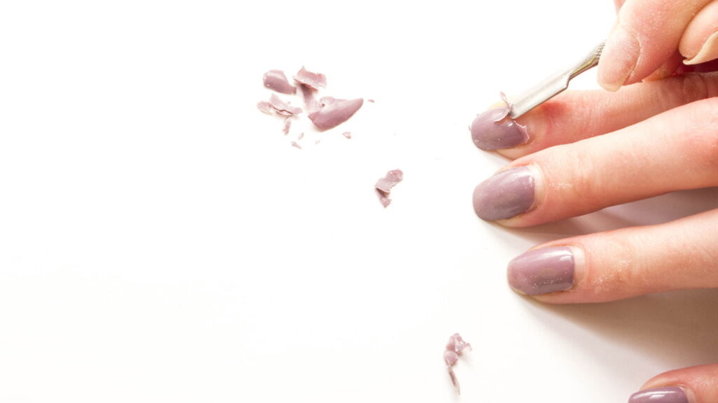 O esmalte craquelar logo após a aplicação pode ser extremamente frustrante para quem busca um acabamento bonito e profissional