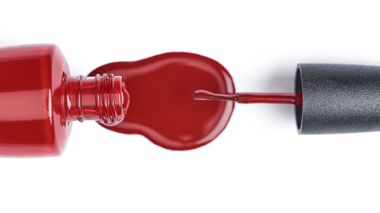 O esmalte vermelho é um clássico que nunca sai de moda, mas neste mês ele está mais em alta do que nunca