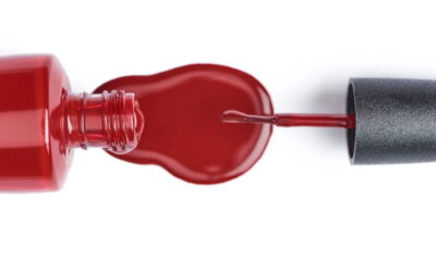 O esmalte vermelho sempre foram símbolo de elegância, mas você pode adotar escolhas e técnicas que deixam esse tom superatual