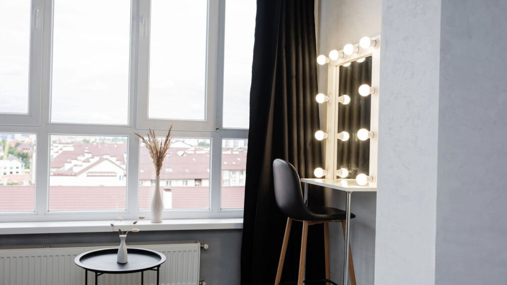 Como posicionar espelhos para ampliar ambientes e transformar a decoração