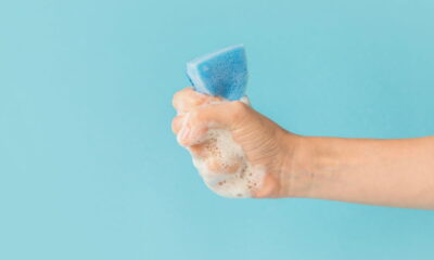 Manter a esponja de cozinha limpa é essencial para prevenir a propagação de germes e bactérias nocivas, e uma das soluções naturais mais eficazes é o vinagre