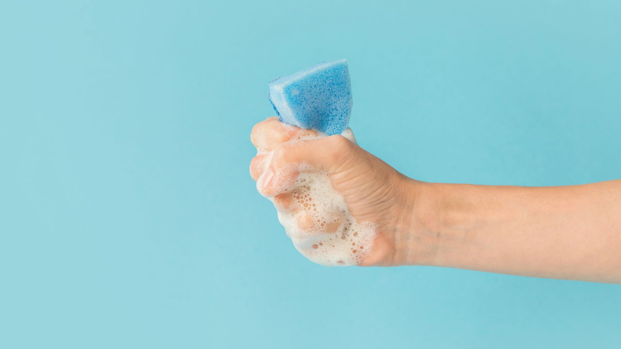 Manter a esponja de cozinha limpa é essencial para prevenir a propagação de germes e bactérias nocivas, e uma das soluções naturais mais eficazes é o vinagre