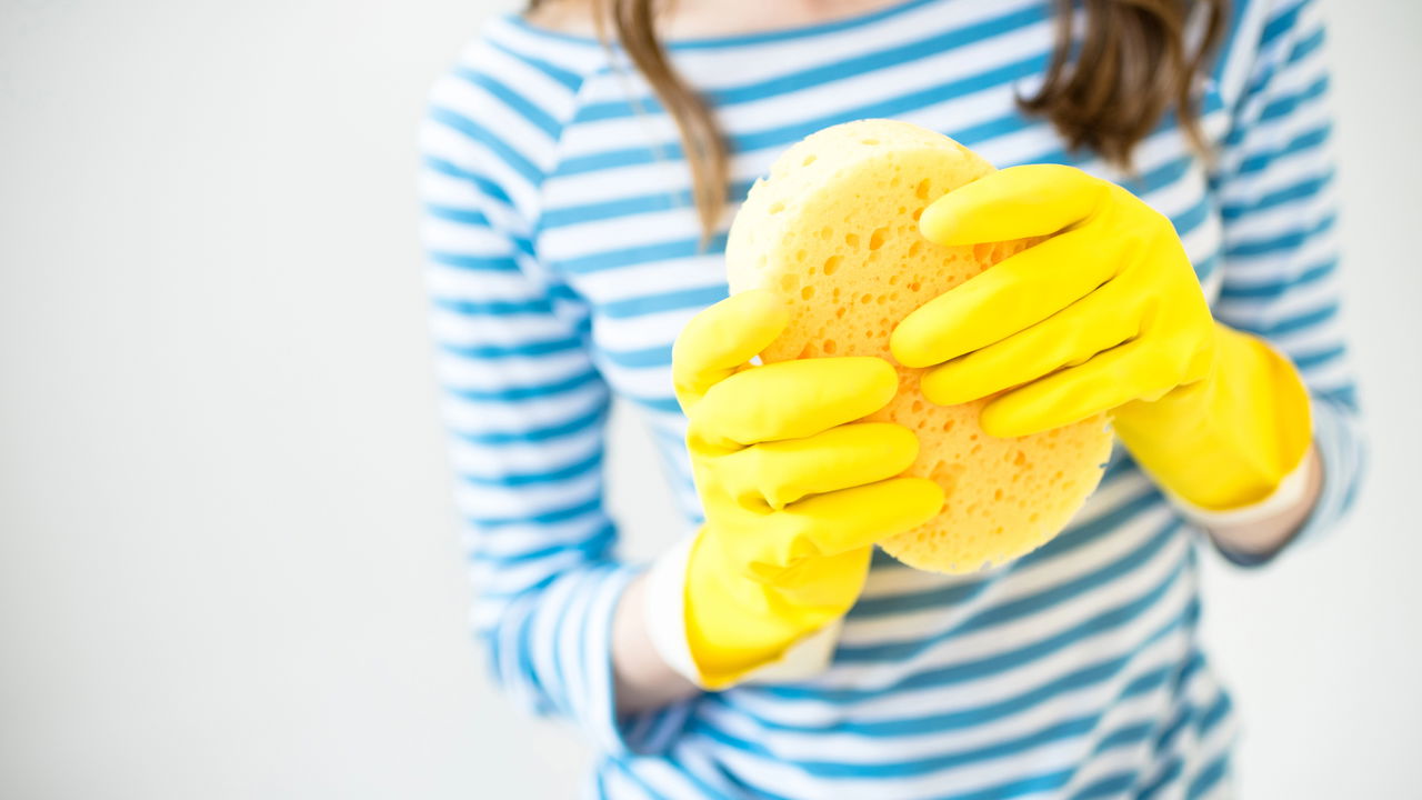 A cozinha é um ambiente fundamental no lar, onde utensílios como a pia desempenham papel essencial na higienização de alimentos e louças