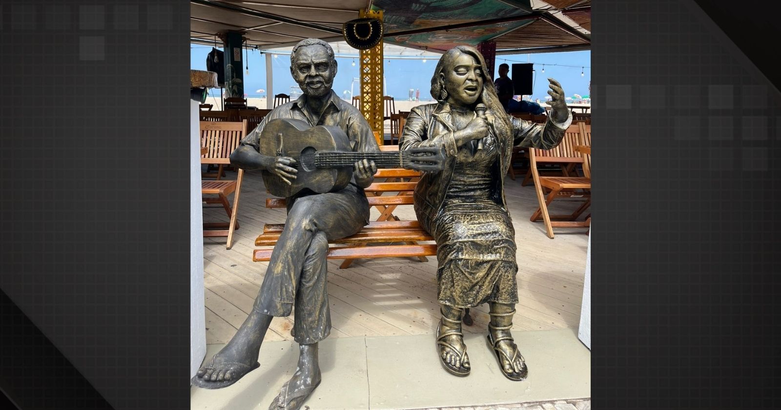 Estátua de Preta Gil ao lado de Gilberto Gil em Copacabana