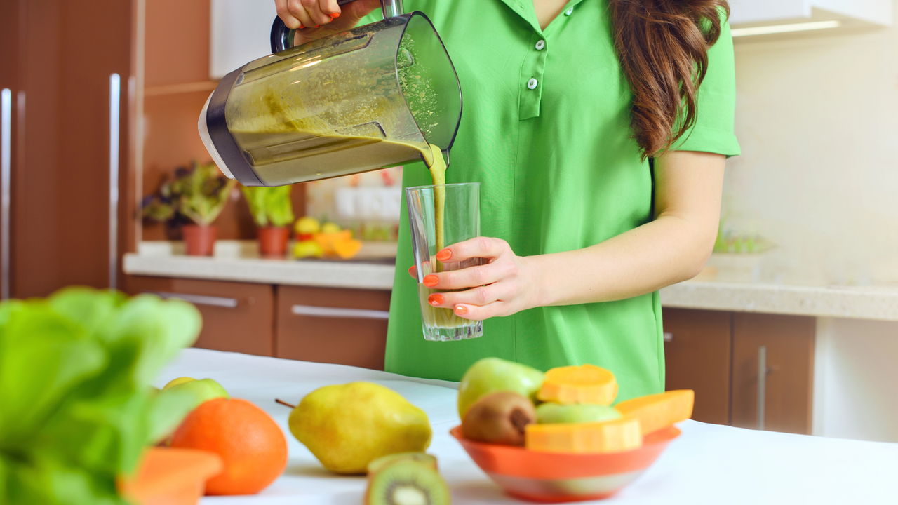 O maracujá amarelo, além de ser uma das frutas tropicais mais consumidas no Brasil, destaca-se pelo seu sabor marcante, ligeiramente azedinho, e por sua aplicação versátil em sucos e doces
