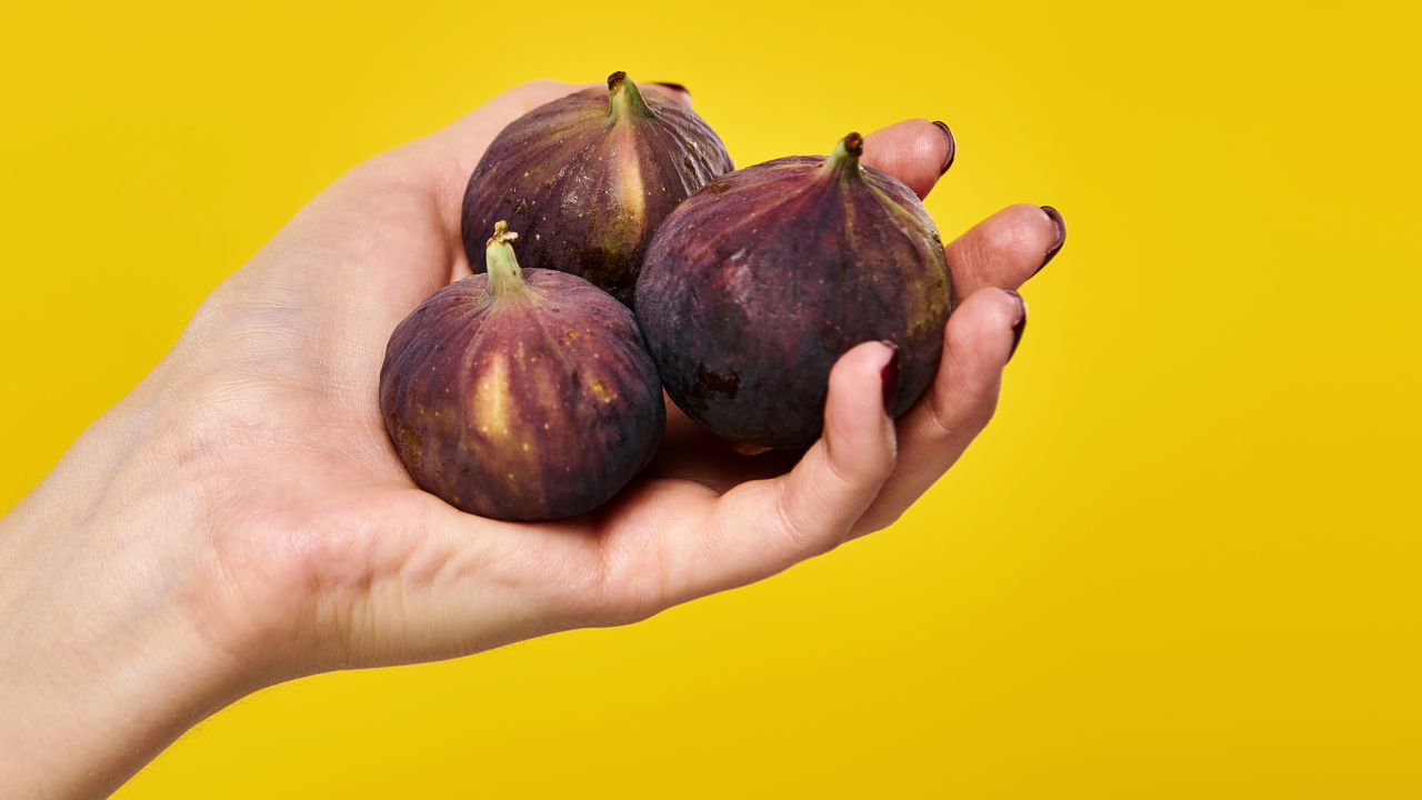 O figo, embora frequentemente classificado como fruta, surpreende ao esconder segredos fascinantes em sua natureza botânica