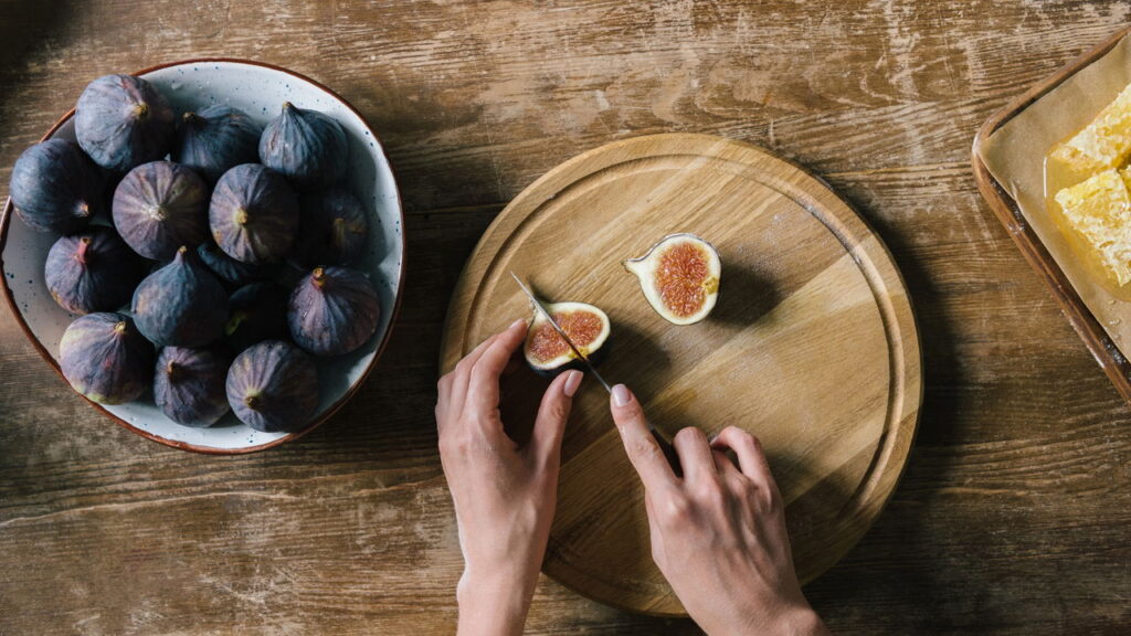 O figo, embora frequentemente classificado como fruta, surpreende ao esconder segredos fascinantes em sua natureza botânica
