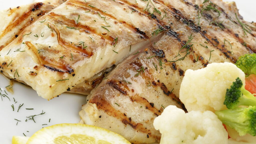 Essa receita de filé de tilápia grelhado vai bombar no seu almoço