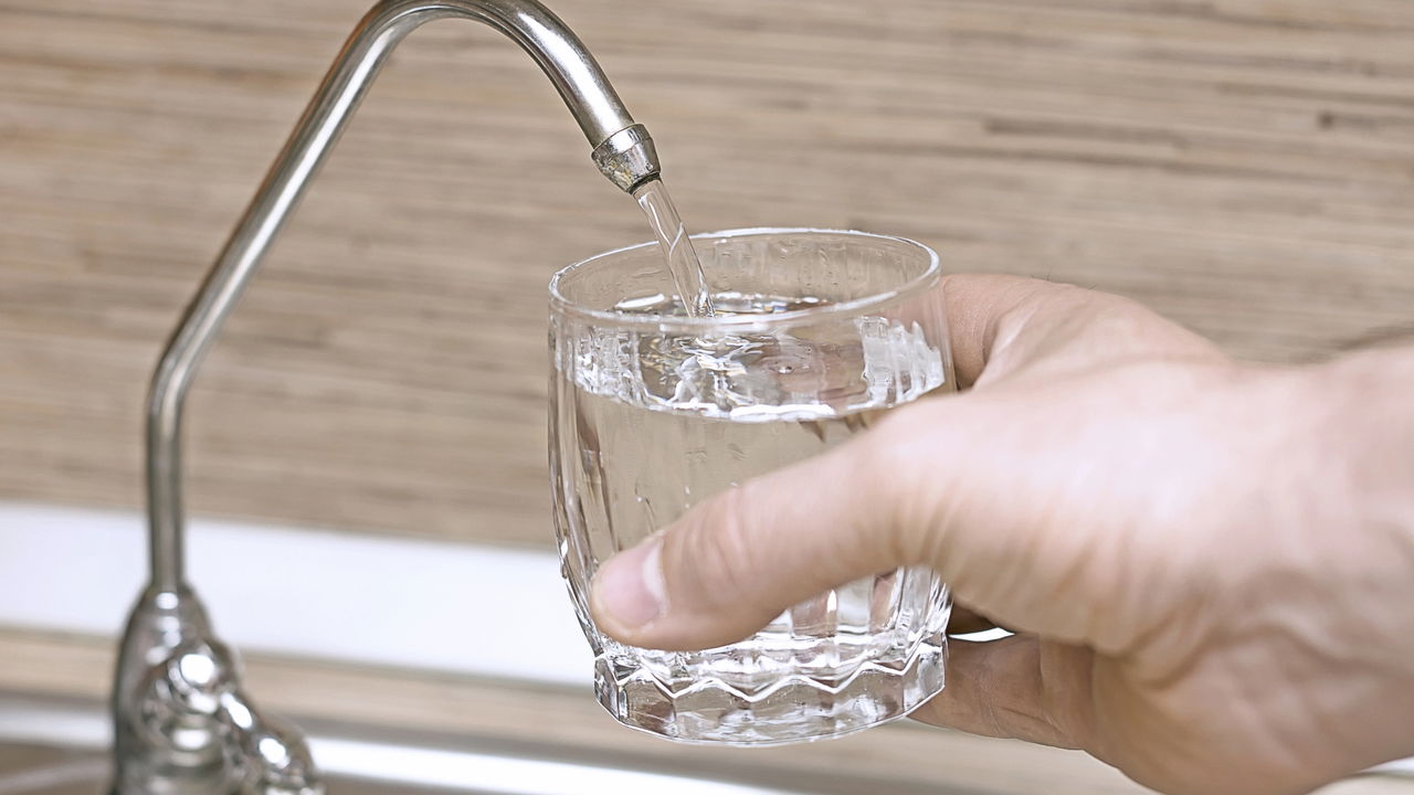 Descuidar da troca do filtro de água pode causar múltiplos problemas, ameaçando tanto a saúde quanto a qualidade da água no seu lar