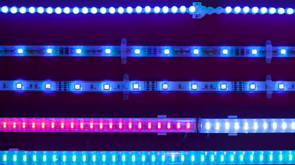 Luminárias esculturais e fitas de LED transformam ambientes 