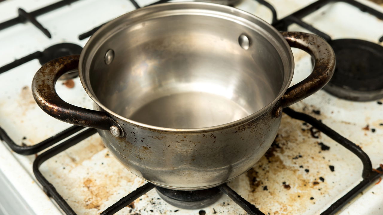 Limpar o fogão pode parecer um desafio, especialmente quando a gordura e os resíduos de alimentos se acumulam com o tempo