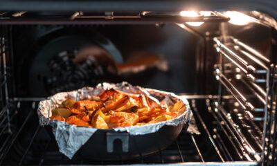 Limpar as grades do forno é uma tarefa que costuma ser adiada devido à difícil remoção da gordura e dos restos de alimentos incrustados