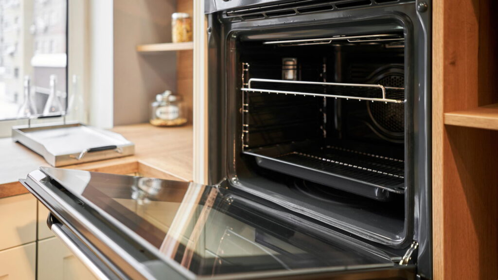 Utilizar papel alumínio para proteger as prateleiras do forno é uma prática eficaz que muitos cozinheiros adotam.