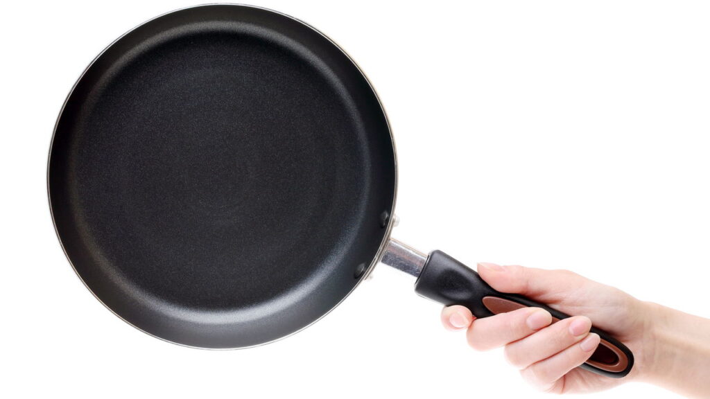 Como limpar frigideira antiaderente sem estragar
